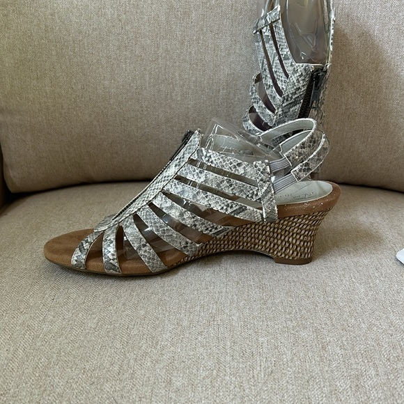 Aerosols HeelRest Sandals - Picture 4 of 8